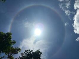 foto di il sole alone a mezzogiorno esso è un' naturale fenomeno quello si verifica prima il piove nel il piovoso stagione.