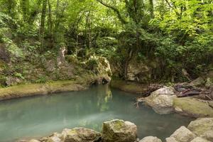 fiume nero che nasce dalle cascate delle marmore foto