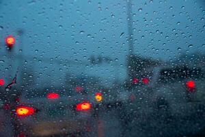 gocce di pioggia su parabrezza auto durante traffico marmellata foto