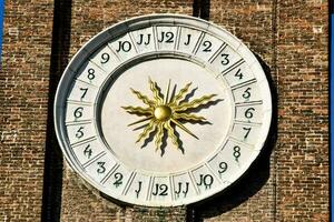 un' grande orologio su il lato di un' mattone edificio foto