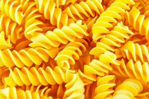 vicino su di un' mucchio di giallo pasta foto