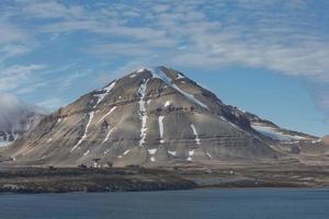 paesaggio costiero vicino a ny alesund sullo spitsbergen foto