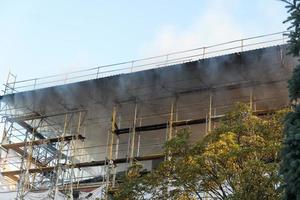 danni da incendio edificio in costruzione foto