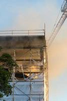 danni da incendio edificio in costruzione foto