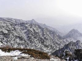 vista sulle splendide montagne dall'alta vetta delle montagne seoraksan. Corea del Sud foto