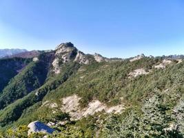 la vista sulle splendide montagne dall'alta vetta. parco nazionale di seoraksan. Corea del Sud foto