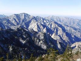 la vista sulle splendide montagne dall'alta vetta. parco nazionale di seoraksan. Corea del Sud