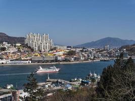 grande nave nella baia della città di Yeosu. Corea del Sud foto