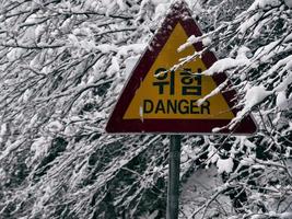 Pericolo. il cartello stradale vicino al parco nazionale di seoraksan. Corea del Sud.
