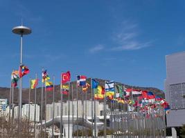 bandiere dei paesi del mondo sui pennoni. Expo, città di Yeosu. Corea del Sud foto