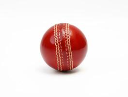 un' brillante nuovo test incontro cricket palla pelle difficile cerchio punto avvicinamento immagine su bianca sfondo foto