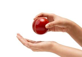 femmina giocatore di bowling Tenere per il rosso cricket palla avvicinamento foto di femmina giocatore di cricket mano di per ciotola