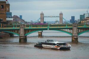 iconico Torre ponte collegamento londinese con Southwark su il Tamigi fiume foto