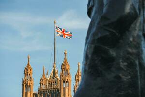 UK bandiera con grande Ben e Casa di parlamento nel il sfondo foto