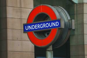 rosso logo con metropolitana testo nel Londra foto