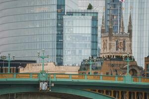 Visualizza di Southwark ponte e Chiesa con appartamenti e edifici nel sfondo foto