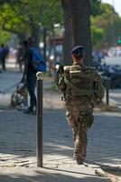 Parigi, Francia - settembre 01 2016 - femmina francese soldato pattugliamento a il eiffel Torre foto