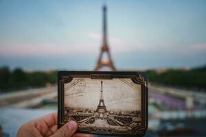 Tenere eiffel Torre foto nel Parigi