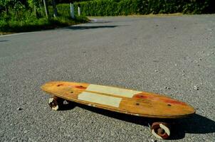 un' skateboard con ruote su il terra foto