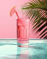 rosa cocktail con Limone cuneo seduta su il piscina tavolo foto