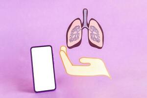 mano mostrare polmoni figura e inteligente Telefono con vuoto schermo. foto