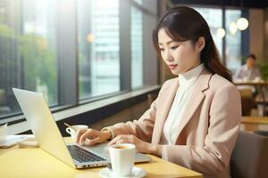 asiatico donna d'affari Lavorando nel il computer portatile a caffè sbarra. generativo ai foto