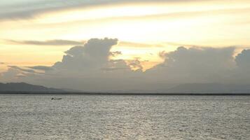 tramonto sul lago foto