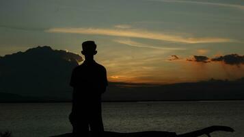 silhouette di uomo su il lago foto