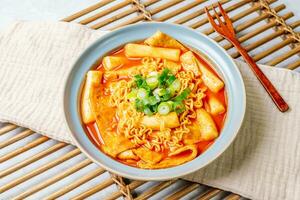 rabokki, coreano stile Saltato in padella immediato spaghetto, Questo piatto è tteokbokki con ramen tagliatelle. tteokbokki è un' speziato piatto fatto con riso torta, la verdura, e pesce torta foto