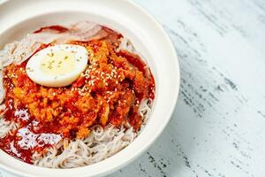 kodarinaengmyeon, coreano freddo grano saraceno tagliatelle con semisecco pollak cibo foto