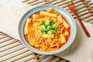 rabokki, coreano stile Saltato in padella immediato spaghetto, Questo piatto è tteokbokki con ramen tagliatelle. tteokbokki è un' speziato piatto fatto con riso torta, la verdura, e pesce torta foto