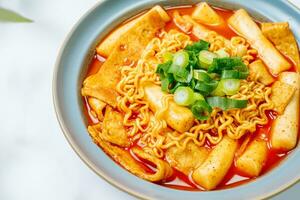 rabokki, coreano stile Saltato in padella immediato spaghetto. foto