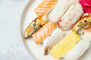 fresco giapponese cibo Sushi piatti su bianca piatti foto