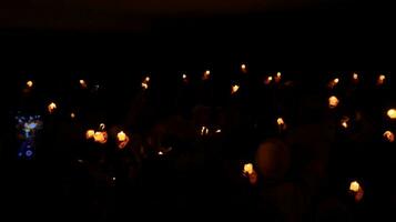 candele raggiante contro buio sfondo avvicinamento foto