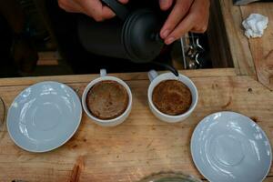 caffè è essere versato, mostrando caffè gocce e sbuffi di vapore foto