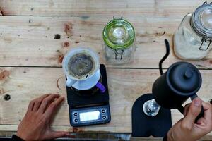 caffè è essere versato, mostrando caffè gocce e sbuffi di vapore foto