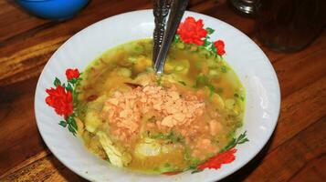 originale indonesiano cibo chiamato soto lamongan foto