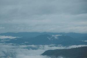 montagna gamma con visibile sagome attraverso il mattina blu nebbia. foto