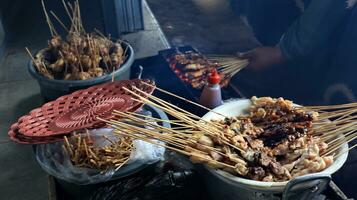 il processi di ardente satay su il ardente carboni foto