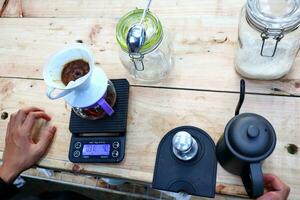 caffè è essere versato, mostrando caffè gocce e sbuffi di vapore foto