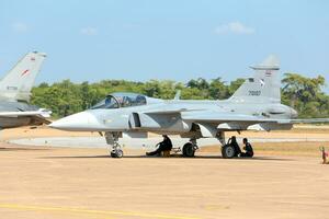 nakhonratchasima, Tailandia novembre 27, 2015 - f16 gripen e agosto 1 ° acrobatico squadra impegnato nel acrobazie. foto