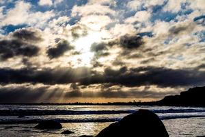 tramonto sulla spiaggia di opunaki. opunaki, nuova zelanda foto