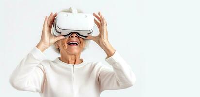 un più vecchio donna indossare un' bianca maglione e Guardando virtuale la realtà cuffia foto