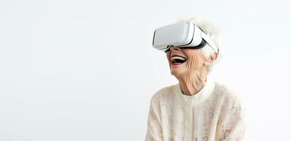 un più vecchio donna indossare un' bianca maglione e Guardando virtuale la realtà cuffia foto