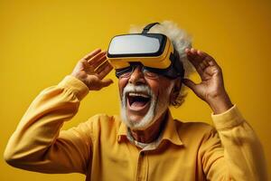 un vecchio uomo indossare un' giallo camicia e Tenere un' virtuale la realtà cuffia foto
