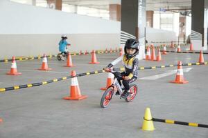 depok-indonesia, 29 07 2023 - indonesiano bambini a partire dal 2-5 anni vecchio gare su equilibrio bicicletta nel un' parcheggio la zona, sportività formazione foto