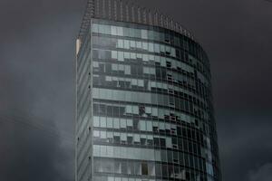 Minsk, bielorussia, agosto 2023 - moderno bicchiere ufficio edificio foto