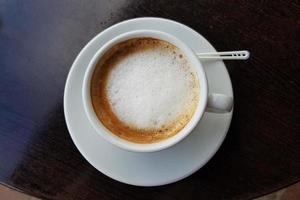 una tazza di caffè sul tavolo foto