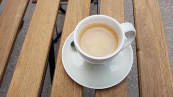 una tazza di caffè sul tavolo foto