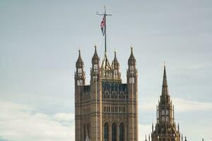 bellissimo Basso angolo Visualizza di storico grande Ben orologio Torre a partire dal fiume Tamigi e Londra occhio, Westminster centrale Londra, Inghilterra grande Gran Bretagna, UK. Immagine catturato durante nuvoloso giorno di agosto 2°, 2023 foto